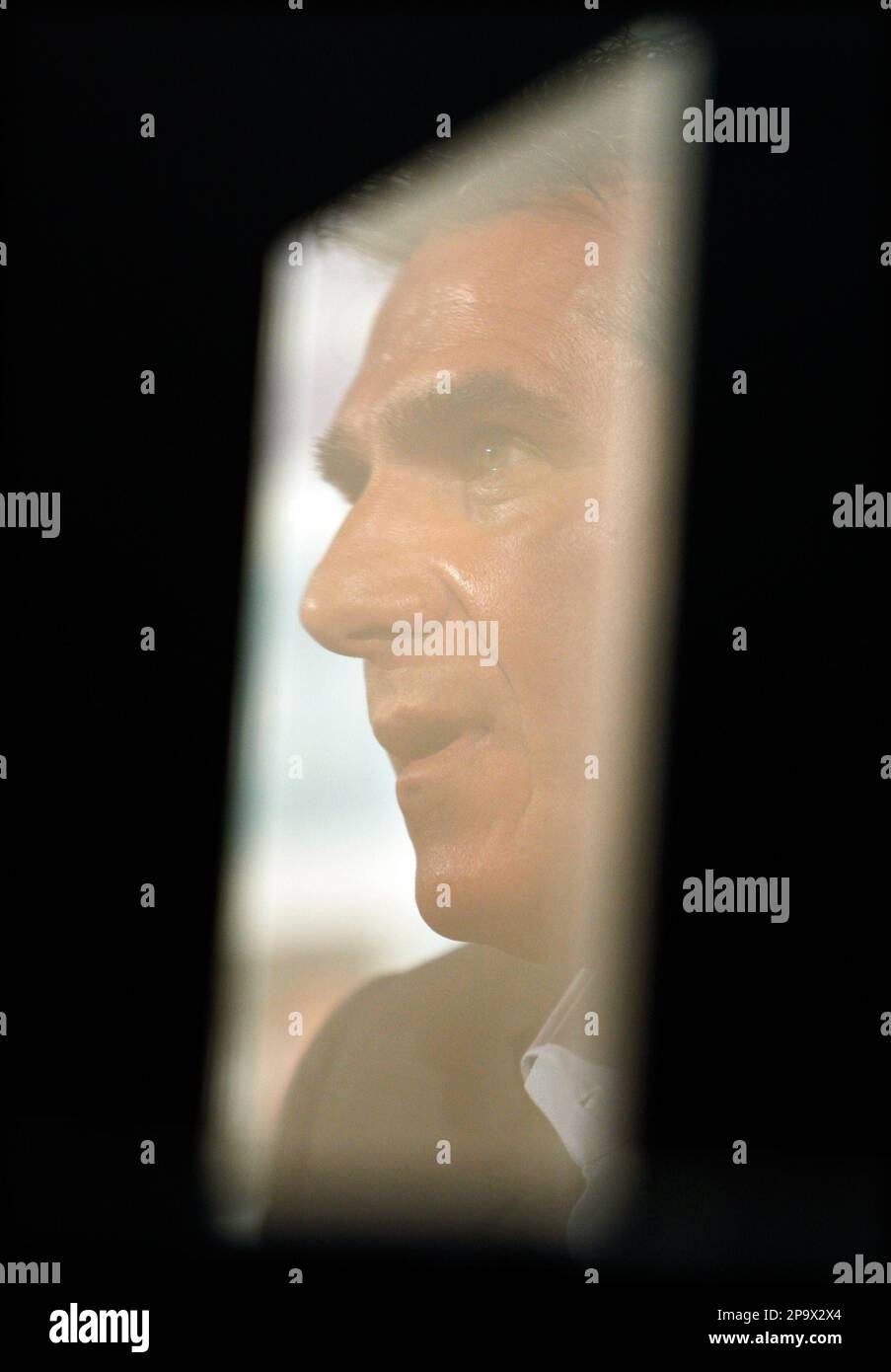 Portugal's national soccer team new coach Carlos Queiroz is seen reflected on a plastic board Wednesday, July 16 2008, during a news conference in Lisbon. Queiroz replaces Luiz Felipe Scolari who quit the team after the Euro2008. (AP Photo/Joao Henriques) Banque D'Images