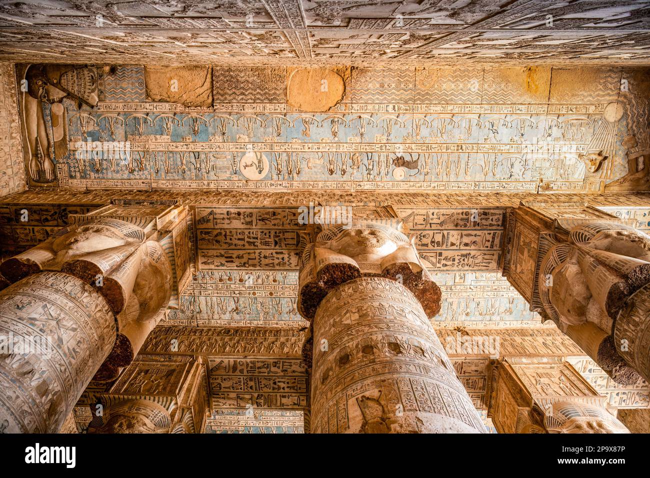 Vue intérieure sur le Hall Hypostyle, le Temple Hathor, Dendera, Égypte. Banque D'Images