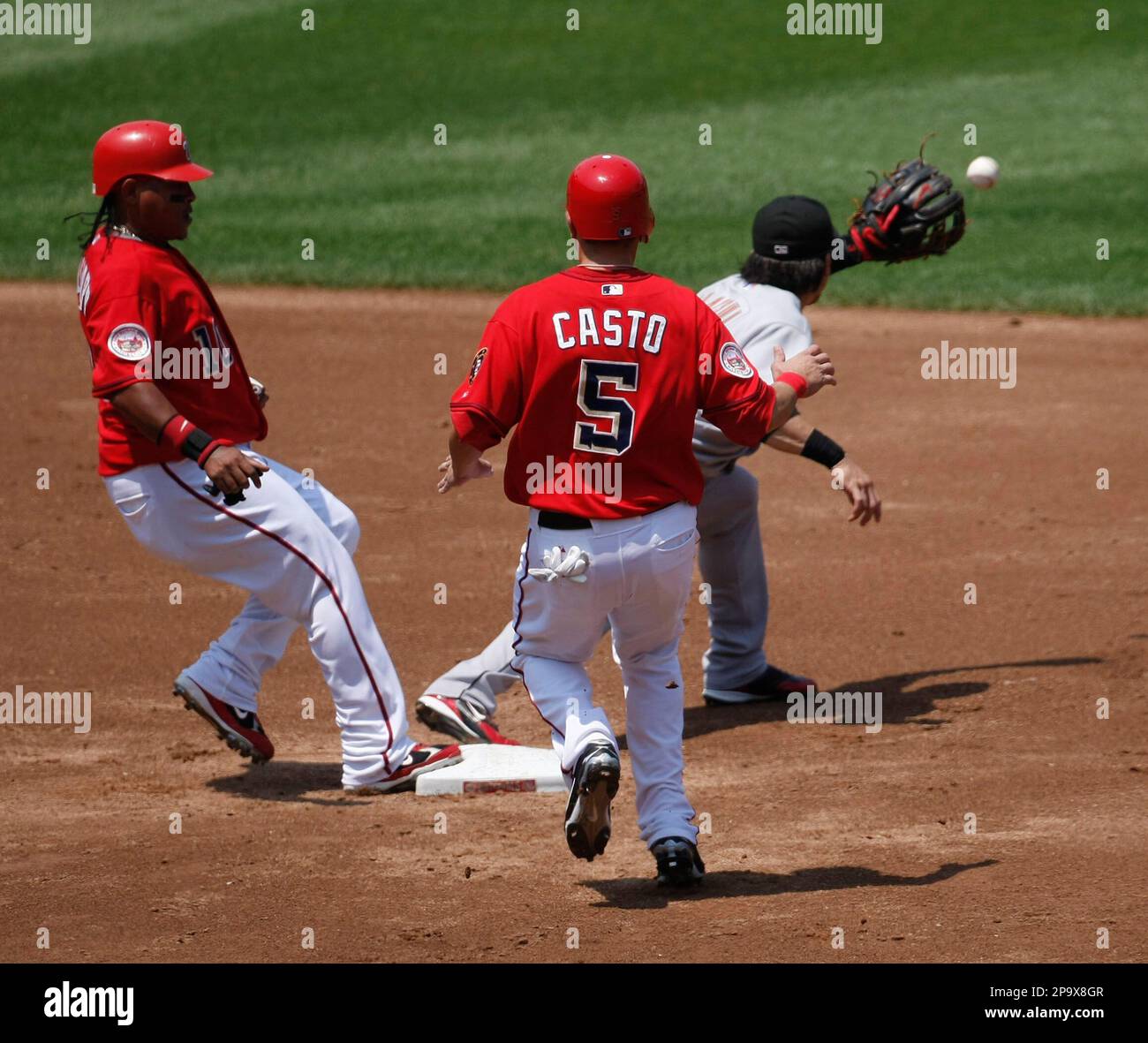 Washington Nationals' Ronnie Belliard, left, and teammate Kory Casto (5) both end up at second base as Houston Astros second baseman Kazuo Matsui catches the throw from the outfield on a ball hit by Washington Nationals Pete Orr during the second inning of a baseball game, Sunday, July 13, 2008 in Washington. The umpire ruled that Orr grounded into a fielder's choice and that Casto was out at second. (AP Photo/Pablo Martinez Monsivais) Banque D'Images