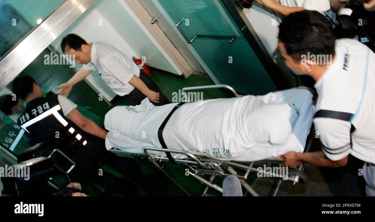 The body of 53-year-old South Korean tourist Park Wang-ja arrives at the National Institute of Scientific Investigation in Seoul, South Korea, Friday, July 11, 2008. A North Korean soldier fatally shot the South Korean tourist Friday at a mountain resort in the communist nation, raising tensions and prompting the South to suspend the high-profile tourism program just as its new president sought to rekindle strained ties between the divided countries. (AP Photo/ Lee Jin-man) Banque D'Images