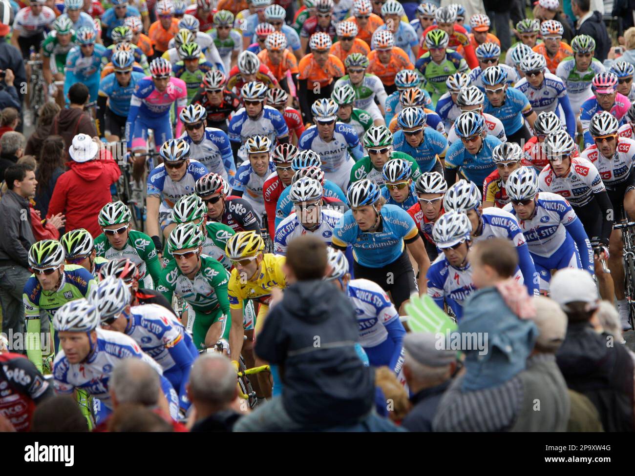 The pack with overall leader Alejandro Valverde of Spain seen in the overall leader's yellow jersey, cycles near Saint-Pever during the second stage of the Tour de France cycling race between Auray and Saint-Brieuc, western France, Sunday July 6, 2008. Valverde retains the overall lead.(AP Photo/Bas Czerwinski) Banque D'Images