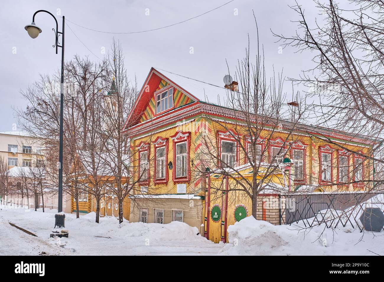 Isanbayev Maison du 19th siècle sur la rue Nasyri, Staro-Tatarskaya Sloboda, Kazan, Russie. Les murs et les coins sont doublés de chevrons. Fenêtres a Banque D'Images