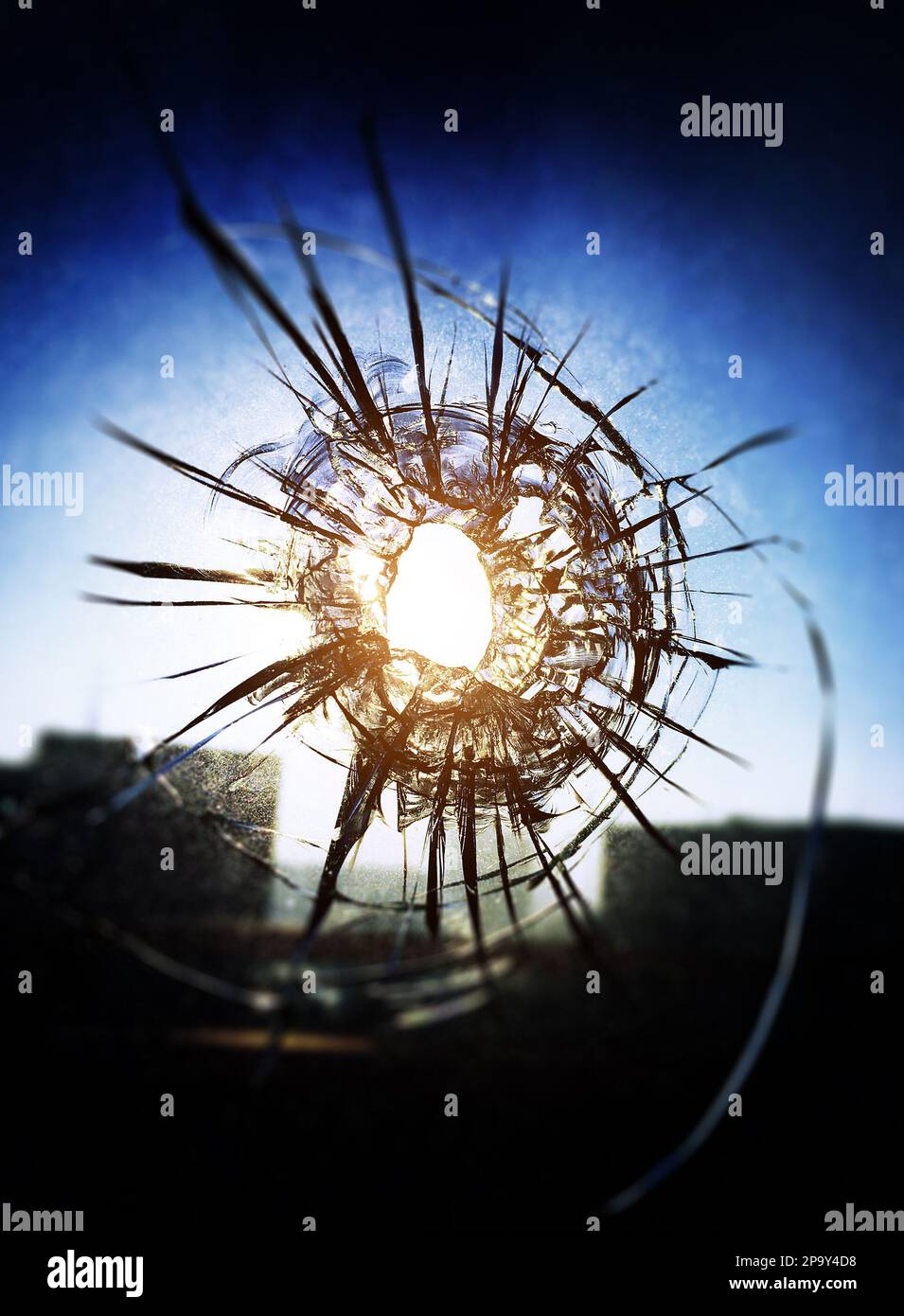 Vignetage photo de trou de balle dans le gros plan de verre Banque D'Images