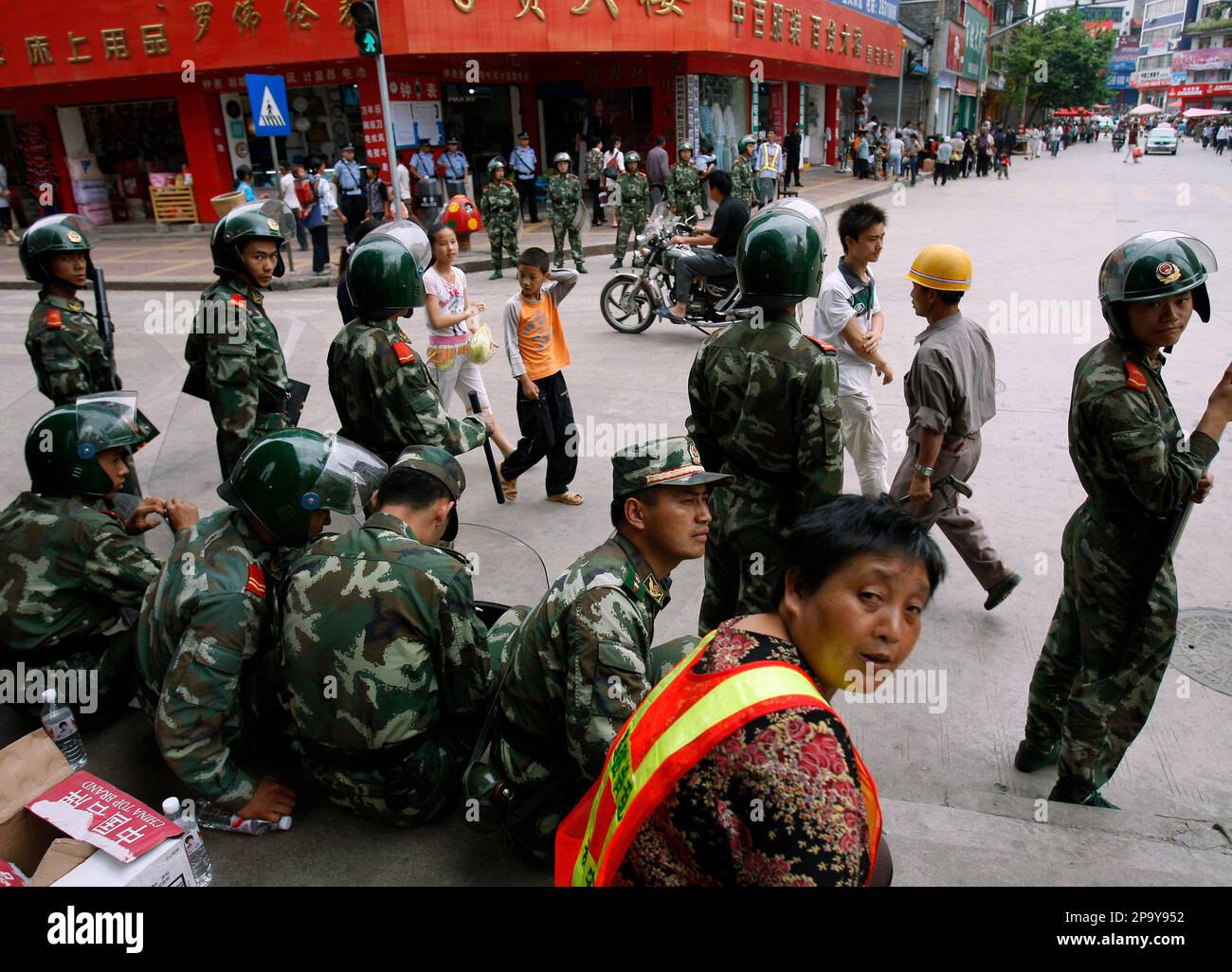 Chinese paramilitary police officers stand guard on a street following June 28 riot over the handling of a teenage student's death in Weng'an county of Guizhou province, China, Tuesday, July 1, 2008. (AP Photo/Andy Wong) Banque D'Images