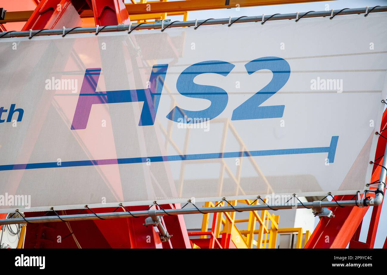 Denham, Buckinghamshire, Royaume-Uni. 11th mars 2023. Le viaduc HS2 High Speed Rail 2 Colne Valley est en construction à Denham. Le Viaduc traverse maintenant la A412 London Oribtal Road. Dominque, une immense poutre de lancement de 700 tonnes de couleur orange de 160m de long, trinque est en place sur 56 segments de quai. La phase HS2 de Birmingham à Crewe a été mise en attente pendant deux ans en raison de l'escalade des coûts. Crédit : Maureen McLean/Alay Live News Banque D'Images