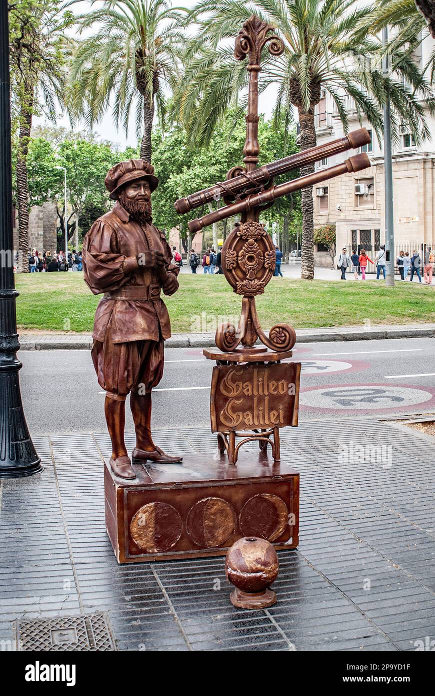 Vivant, humain, sans mouvement, statue de Galileo avec son télescope situé dans la Rambla région de Barcelone, Espagne. Banque D'Images