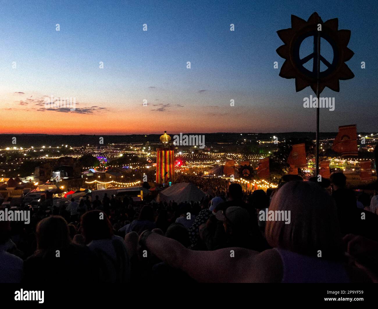 Vue sur le coucher du soleil du Glastonbury Festival 2022 depuis le parc Banque D'Images
