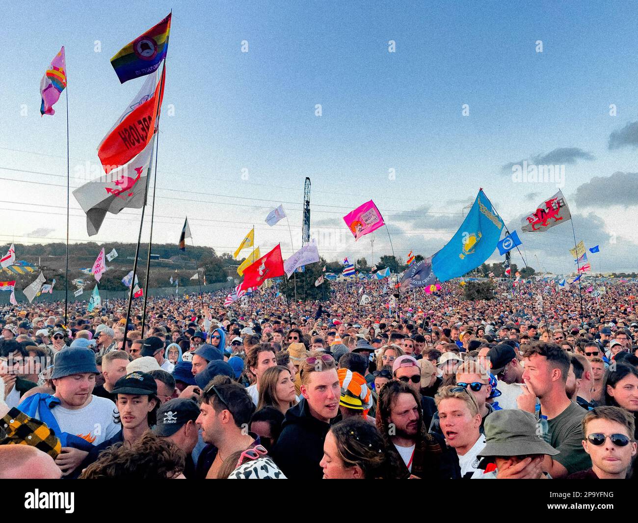 Une foule énorme attend que Paul McCartney exécute la fente du titre du samedi soir sur la célèbre Pyramid Stage au Glastonbury Festival 2022 Banque D'Images