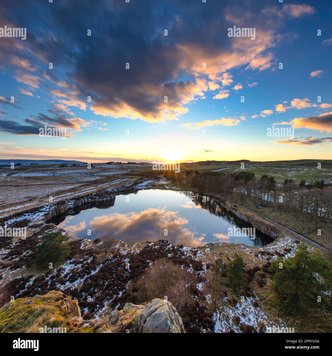 Coucher de soleil à Cawfields sur le mur d'Hadrien en hiver à l'ouest, Northumberland, angleterre, Royaume-Uni Banque D'Images