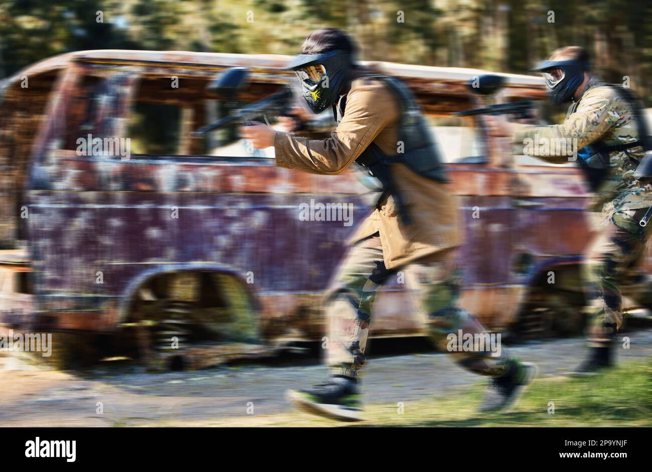 Paintball, travail d'équipe ou personnes jouant dans un jeu de tir avec