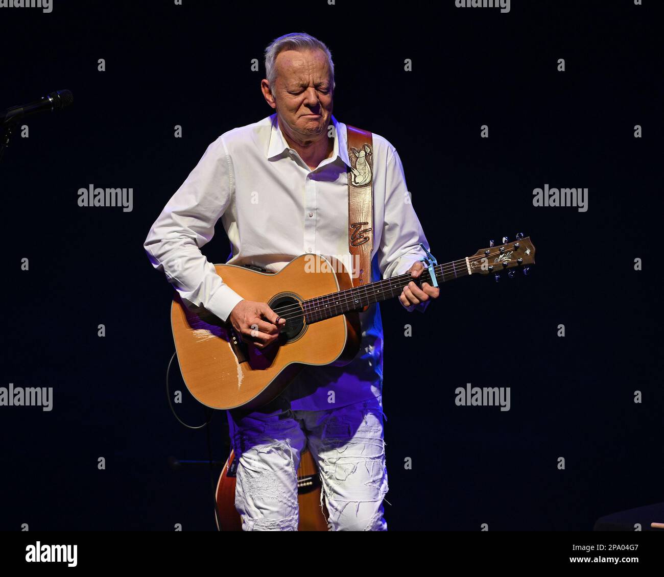 Fort Lauderdale, Floride, États-Unis. 10th mars 2023. Tommy Emmanuel se produit au Broward Centre for the Performing Arts on 10 mars 2023, à fort Lauderdale, en Floride. Crédit : Mpi04/Media Punch/Alamy Live News Banque D'Images