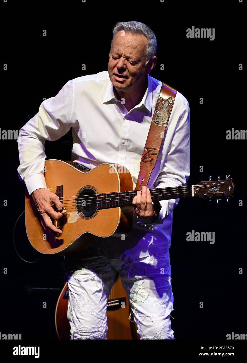 Fort Lauderdale, Floride, États-Unis. 10th mars 2023. Tommy Emmanuel se produit au Broward Centre for the Performing Arts on 10 mars 2023, à fort Lauderdale, en Floride. Crédit : Mpi04/Media Punch/Alamy Live News Banque D'Images