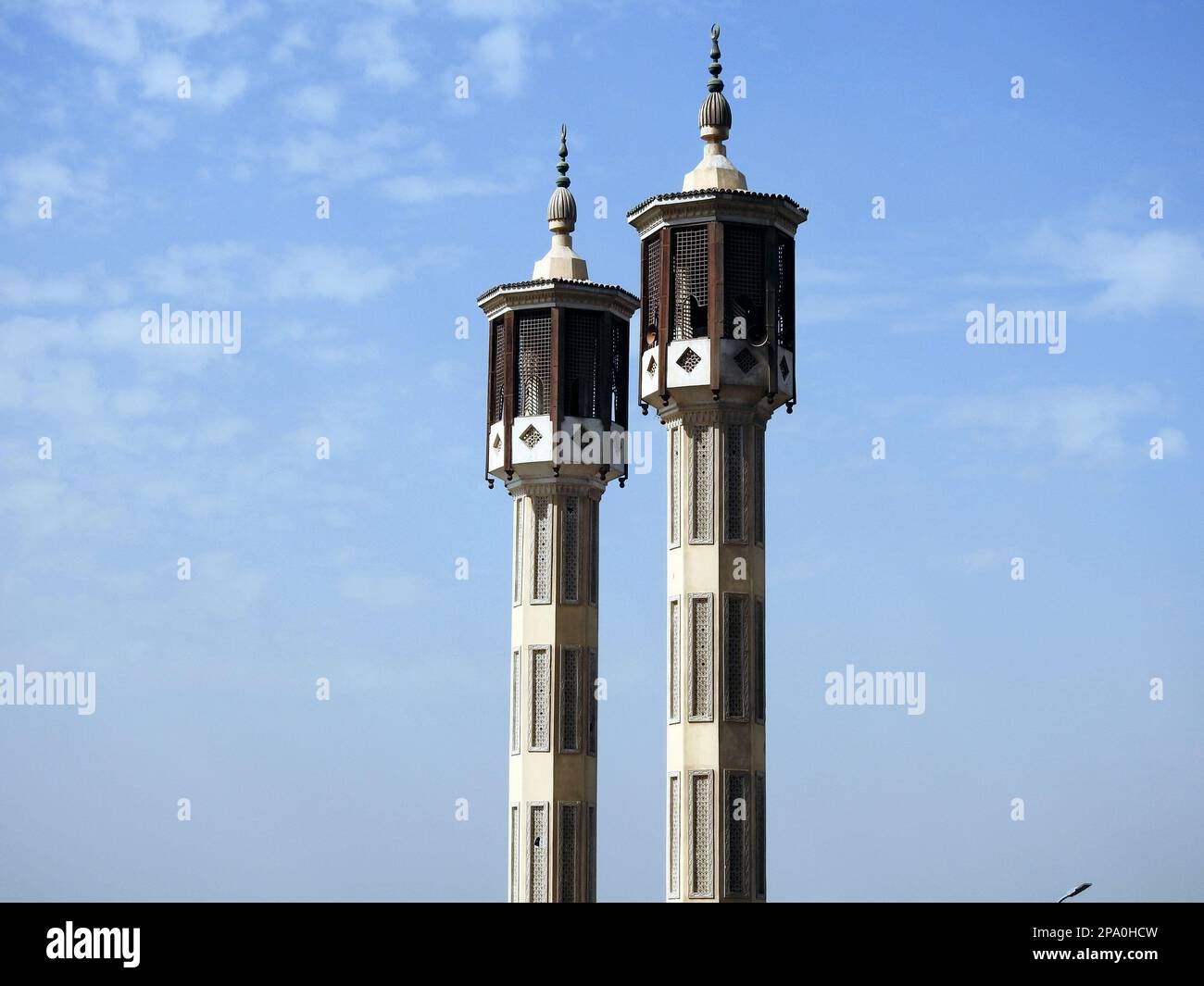 Très hauts minarets d'une mosquée sur la rive du Nil avec un beau design et une forme, mosquée Masjid est un lieu religieux où les musulmans perfo Banque D'Images