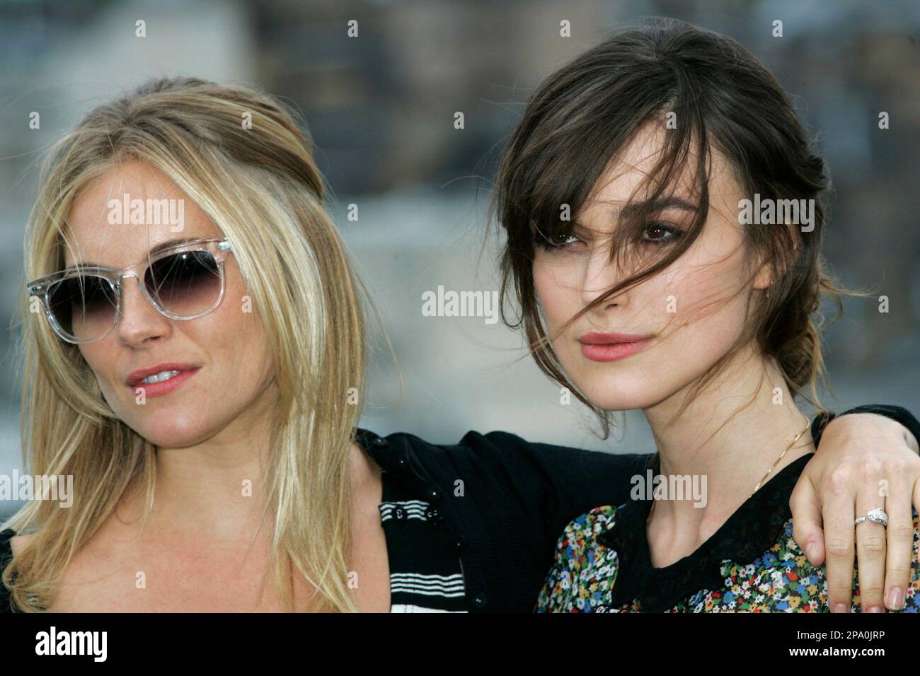 British actresses Keira Knightley, right, and Sienna Miller, left, pose for the photographers during a photo call ahead of the world premiere of their latest movie "The Edge of Love", at the castle in Edinburgh, Scotland, Wednesday June 18, 2008. (AP Photo/Lefteris Pitarakis) Banque D'Images