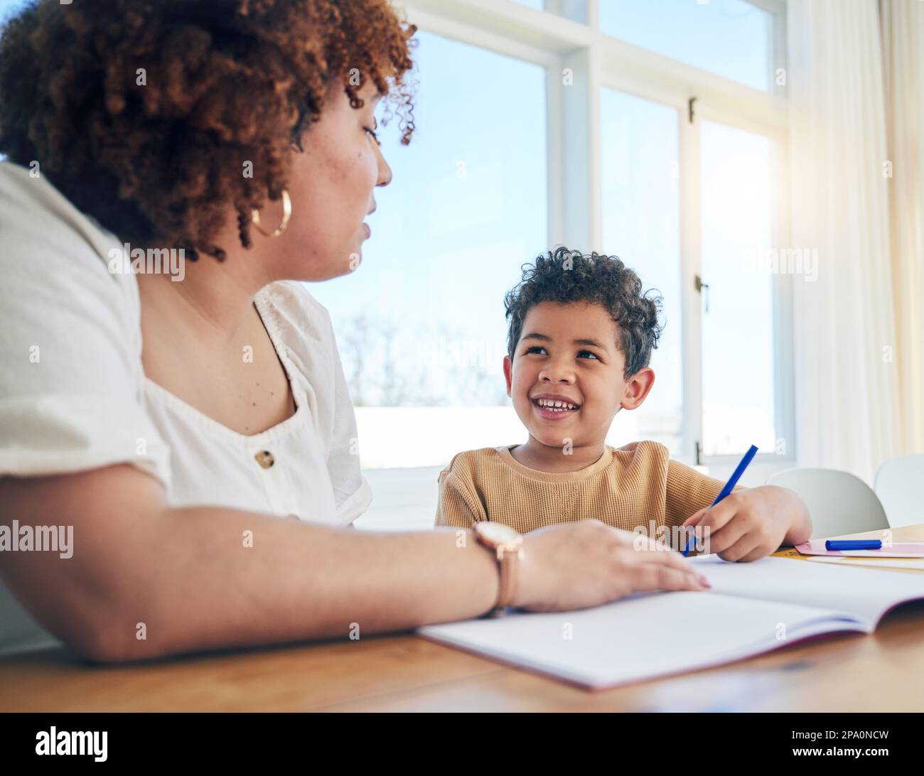 Éducation, écriture de la mère ou de l'enfant pour les devoirs de la maternelle ou le projet d'école artistique à la maison. Dessin, couleur ou maman heureuse travaillant ou aidant un Banque D'Images