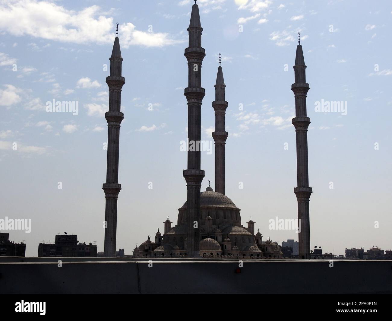 Une grande mosquée avec de multiples minarets et dômes de différentes tailles et hauteurs en béton et en acier à la lumière du jour, foyer sélectif d'un grand IS Banque D'Images