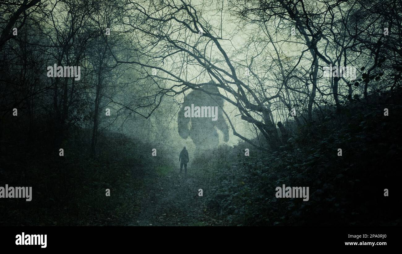 Un concept sombre et atmosphérique d'un énorme monstre de pied de biche. Silhoueté dans une forêt. Avec une personne qui les regarde. Un jour d'hivers effrayant et brumeux. Banque D'Images