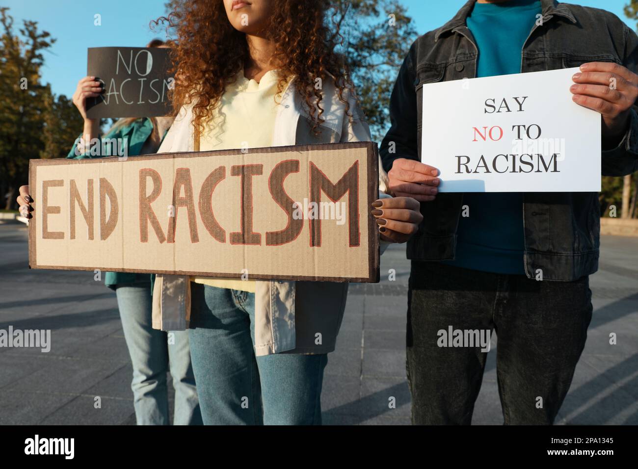 Groupe de personnes tenant des affiches à l'extérieur, en gros plan. Concept de racisme Banque D'Images