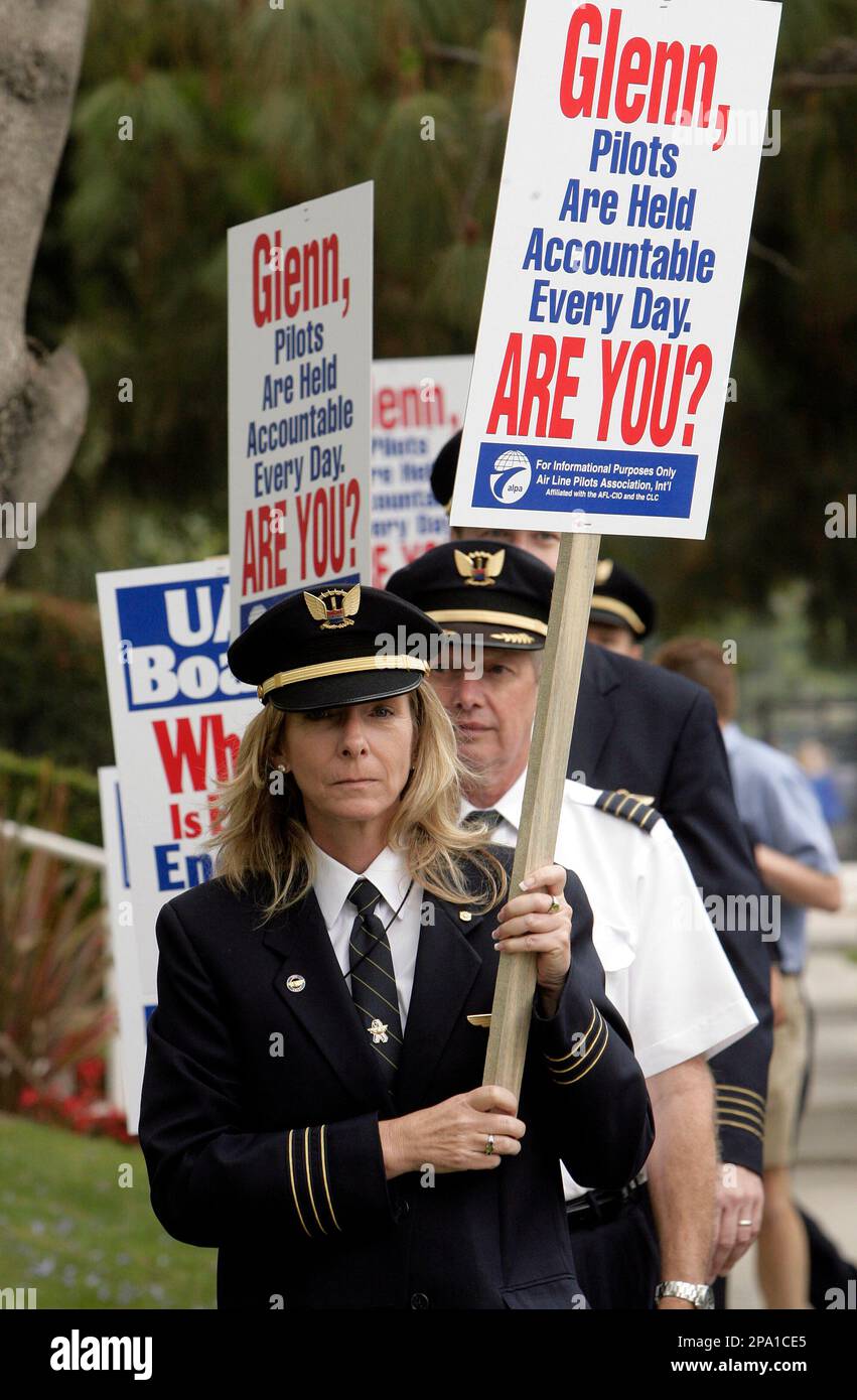 United Airlines' pilot Michelle L'Hoir, along with fellow workers and supporters, pickets outside a hotel where United Airlines' shareholders and its board of directors are meeting Thursday, June 12, 2008, in the Woodland Hills section of Los Angeles. (AP Photo/Ric Francis) Banque D'Images