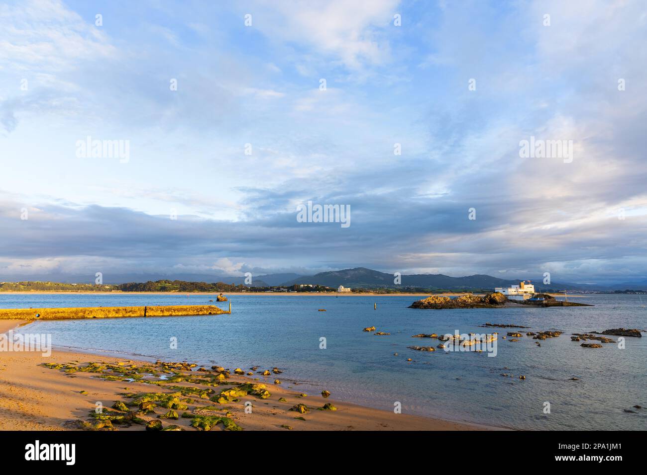 Vue en soirée sur la plage de bikini (Playa de los Bikinis) située dans la péninsule de Magdalena et la baie de Santander avec sable doré et rochers. Santander, Banque D'Images