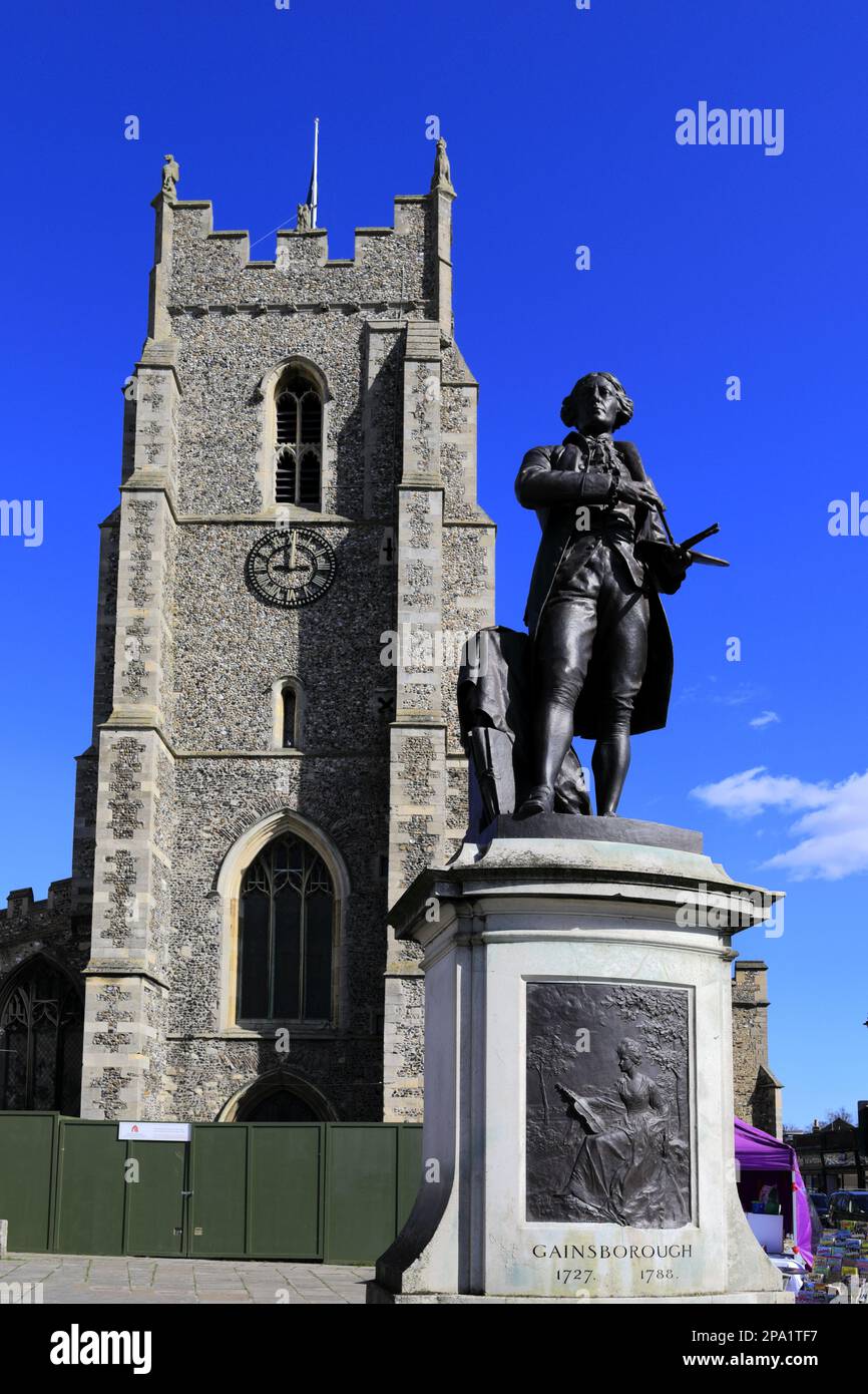 Statue du Suffolk, artiste Thomas Gainsborough et église St Peters, Market Hill, Sudbury, Suffolk, Angleterre, ROYAUME-UNI Banque D'Images