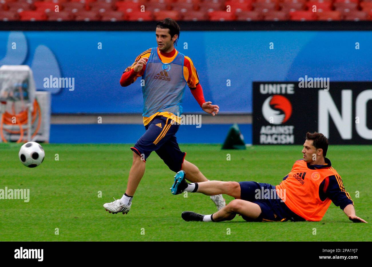 Captain Cristian Chivu, left, is seen during a training session of the national soccer team of Romania in Zurich, Switzerland, Sunday, June 8, 2008. Romania is in group C at the Euro 2008 European Soccer Championships in Austria and Switzerland. (AP Photo/Ivan Sekretarev) Banque D'Images