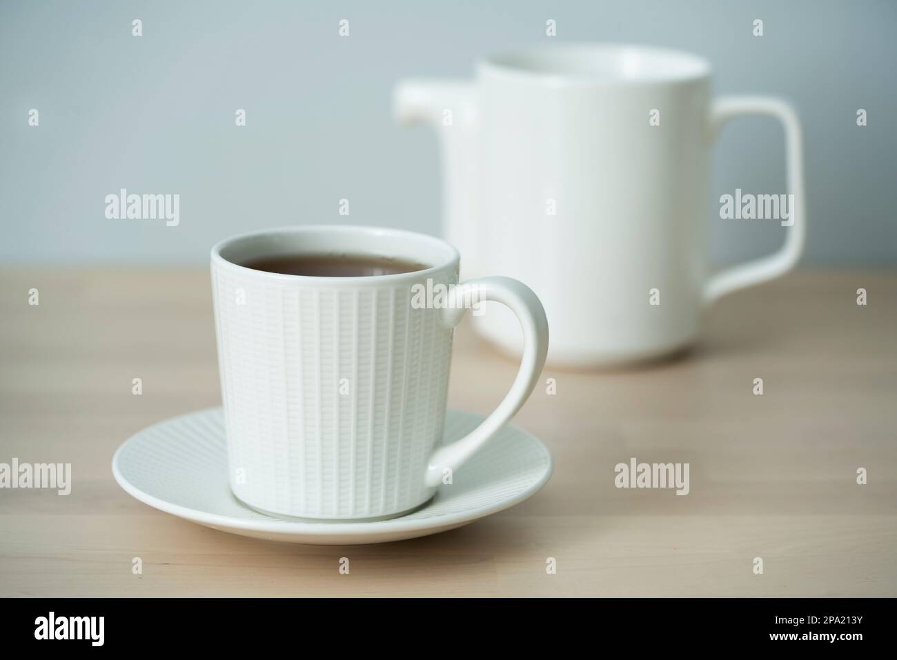 Temps de thé. Tasse de thé avec théière et macaron. Banque D'Images