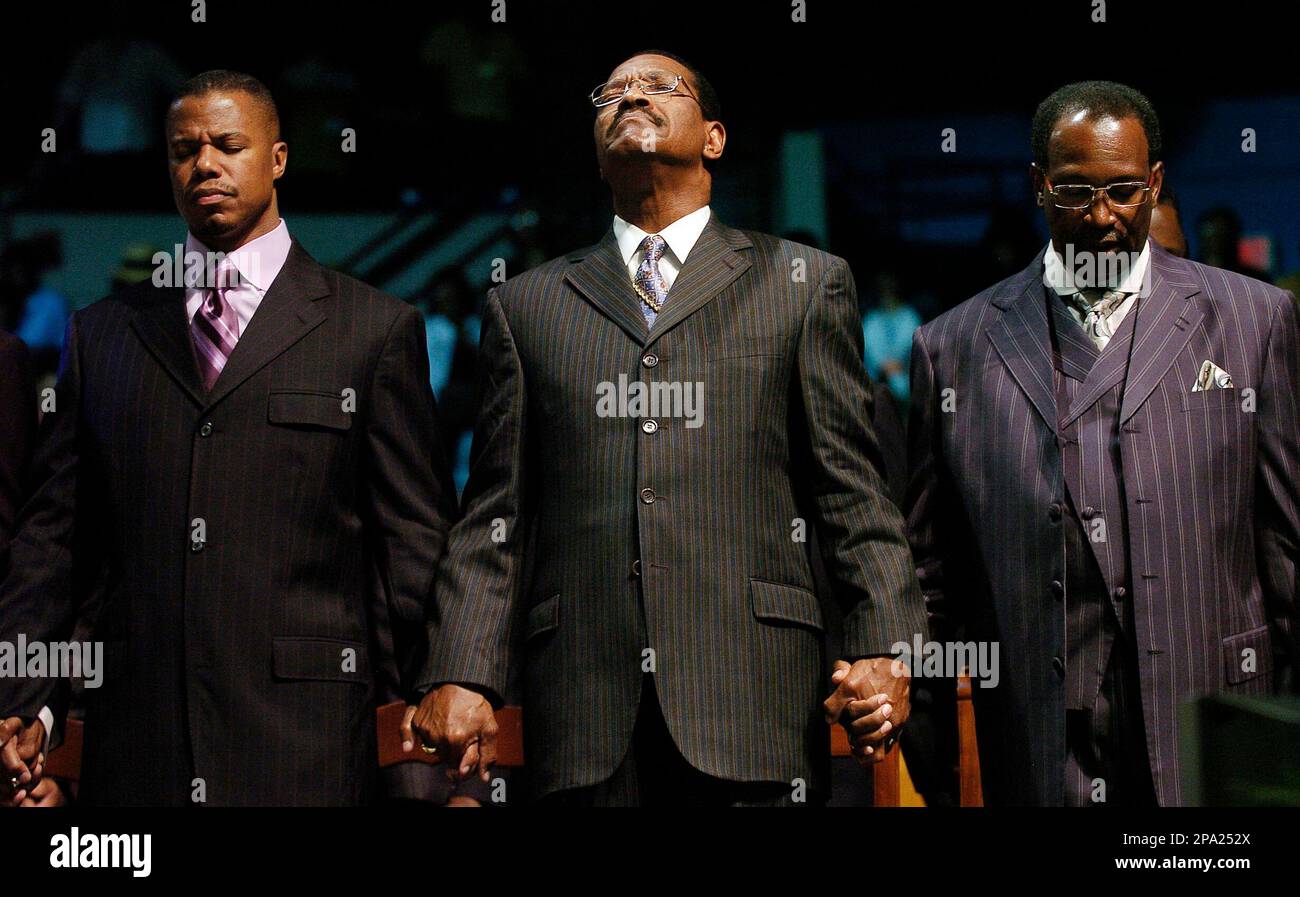 Bishop Charles Blake, center, the presiding bishop over the 6-million member Church of God in Christ and the pastor of the West Angeles Church of God in Christ located in Los Angeles, Ca., joins hands in prayer with Dr. Dwight Riddick, right, the senior pastor at Gethsemane Baptist Church in Newport News, Va., and Dr. William Curtis, left, the President of the Hampton University Ministers Conference and the senior pastor at the Mt. Ararat Baptist Church in Pittsburgh, Pa., before he, Blake, delivers the evening worship service during the second day of the 94th Annual Hampton University Ministe Banque D'Images