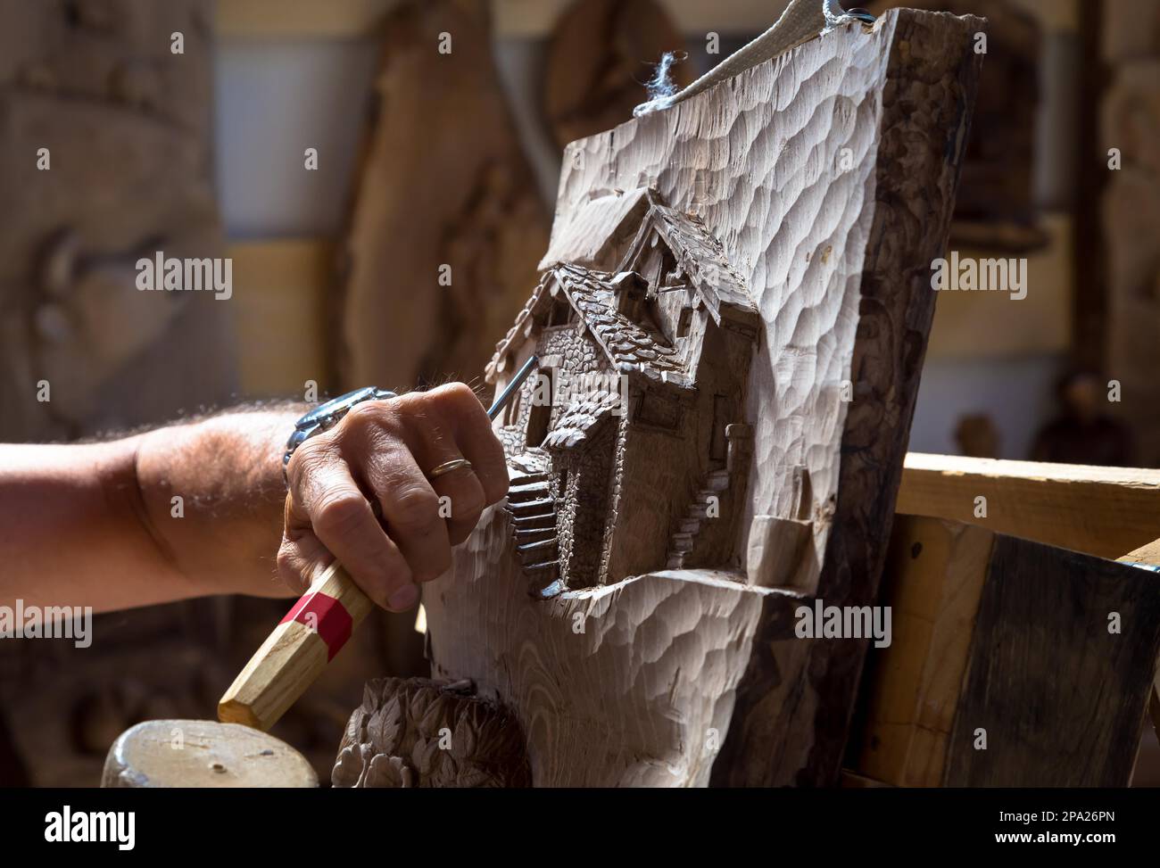 Détail de l'âge moyen du Caucase scultor travaillant sur le bois, la lumière naturelle Banque D'Images