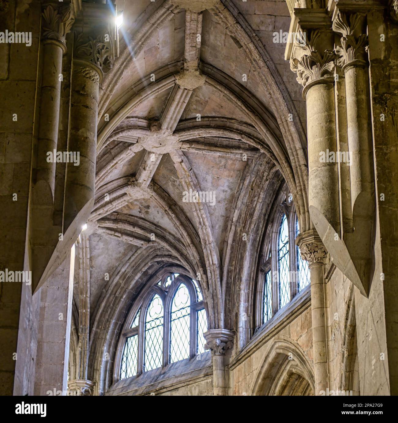 Complexité du plafond en pierre de la cathédrale de Lisbonne. Les colonnes et les arches soutiennent l'église catholique. Banque D'Images