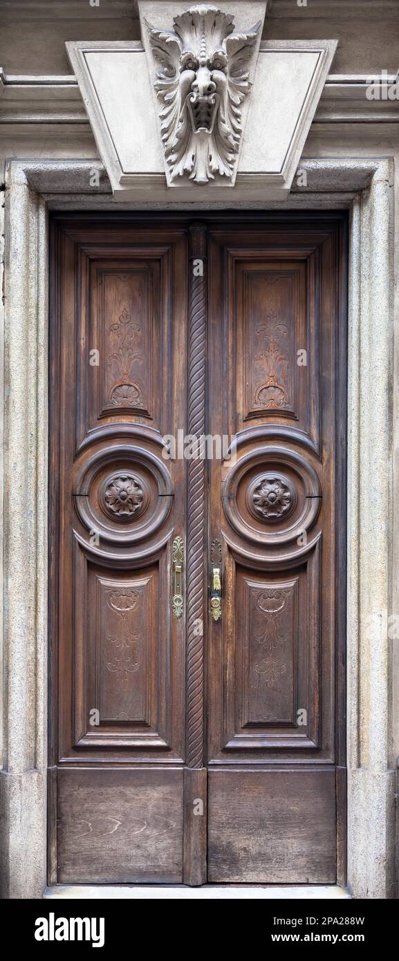 Italie, Turin. Cette ville est célèbre pour être un coin de deux triangles magiques globaux. Cette vieille porte a été gargouille au cours des cent dernières années Banque D'Images