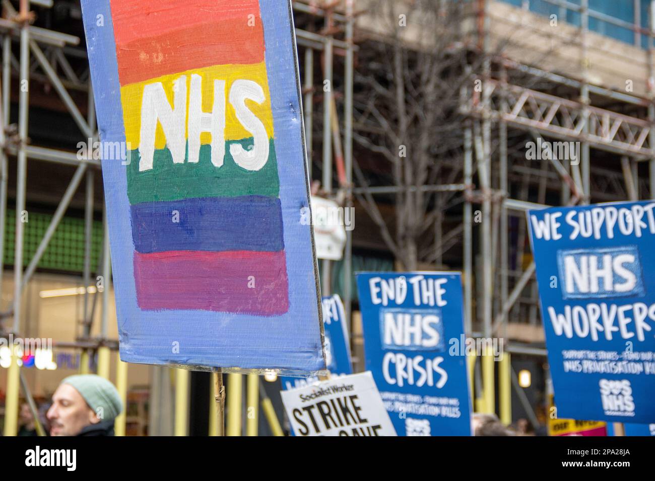 Londres, Royaume-Uni - 11 mars 2023 : des milliers de personnes se sont ralliées pour soutenir les travailleurs du NHS qui ont pris des mesures industrielles depuis le début de l'année. Les manifestants se sont joints au NHS pour mettre fin à la crise - soutenir la campagne de grève, en exigeant une augmentation de salaire pour le personnel de santé et en accueillant les travailleurs migrants dans le secteur. Credit: Sinai Noor/Alay Live News Banque D'Images