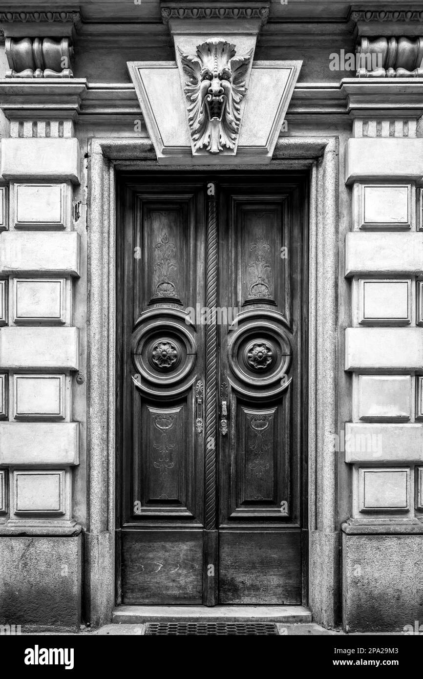 Italie, Turin. Cette ville est célèbre pour être un coin de deux triangles magiques globaux. Cette vieille porte a été gargouille au cours des cent dernières années Banque D'Images