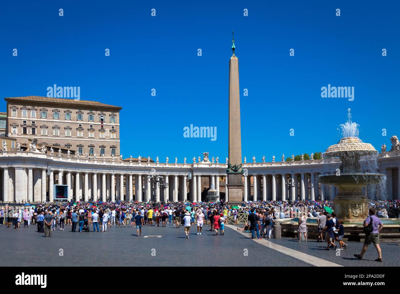 ROME, VATICAN - Le 19 août 2018 : Le Pape François le dimanche lors de la prière de l'Angélus dans la place Saint Pierre Banque D'Images