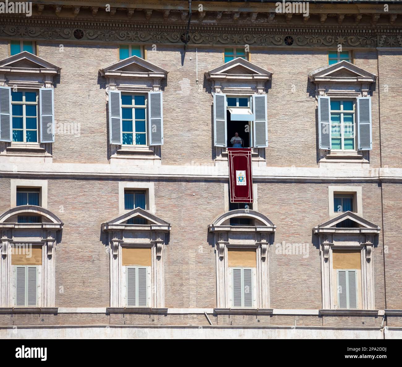 ROME, VATICAN - Le 19 août 2018 : Le Pape François le dimanche lors de la prière de l'Angélus dans la place Saint Pierre Banque D'Images