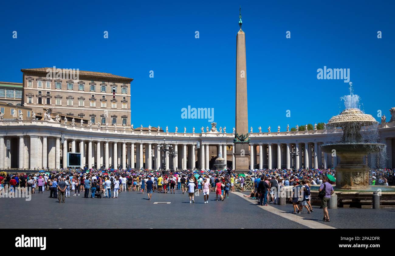 ROME, VATICAN - Le 19 août 2018 : Le Pape François le dimanche lors de la prière de l'Angélus dans la place Saint Pierre Banque D'Images