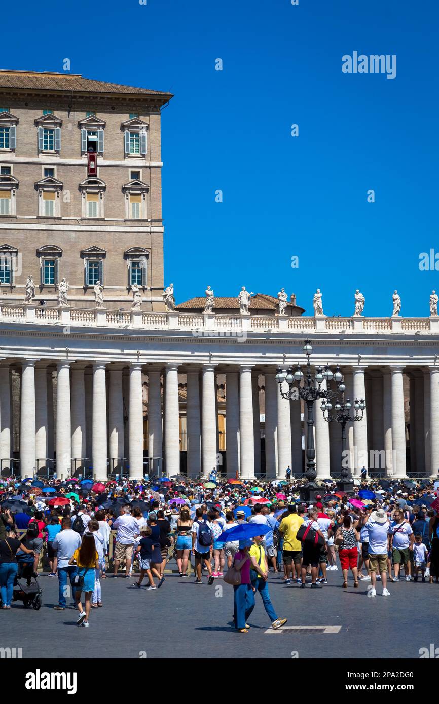 ROME, VATICAN - Le 19 août 2018 : Le Pape François le dimanche lors de la prière de l'Angélus dans la place Saint Pierre Banque D'Images