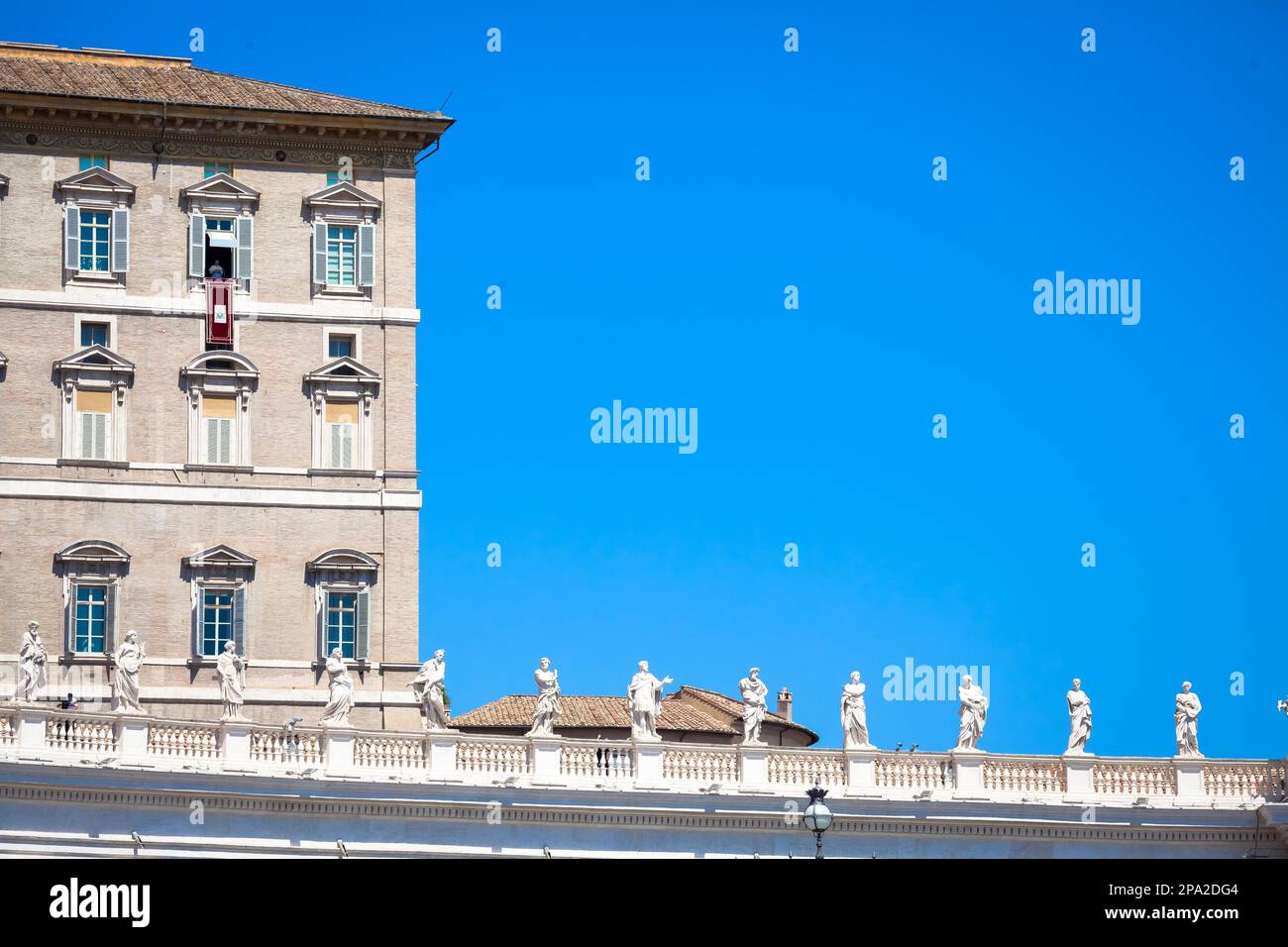 ROME, VATICAN - Le 19 août 2018 : Le Pape François le dimanche lors de la prière de l'Angélus dans la place Saint Pierre Banque D'Images