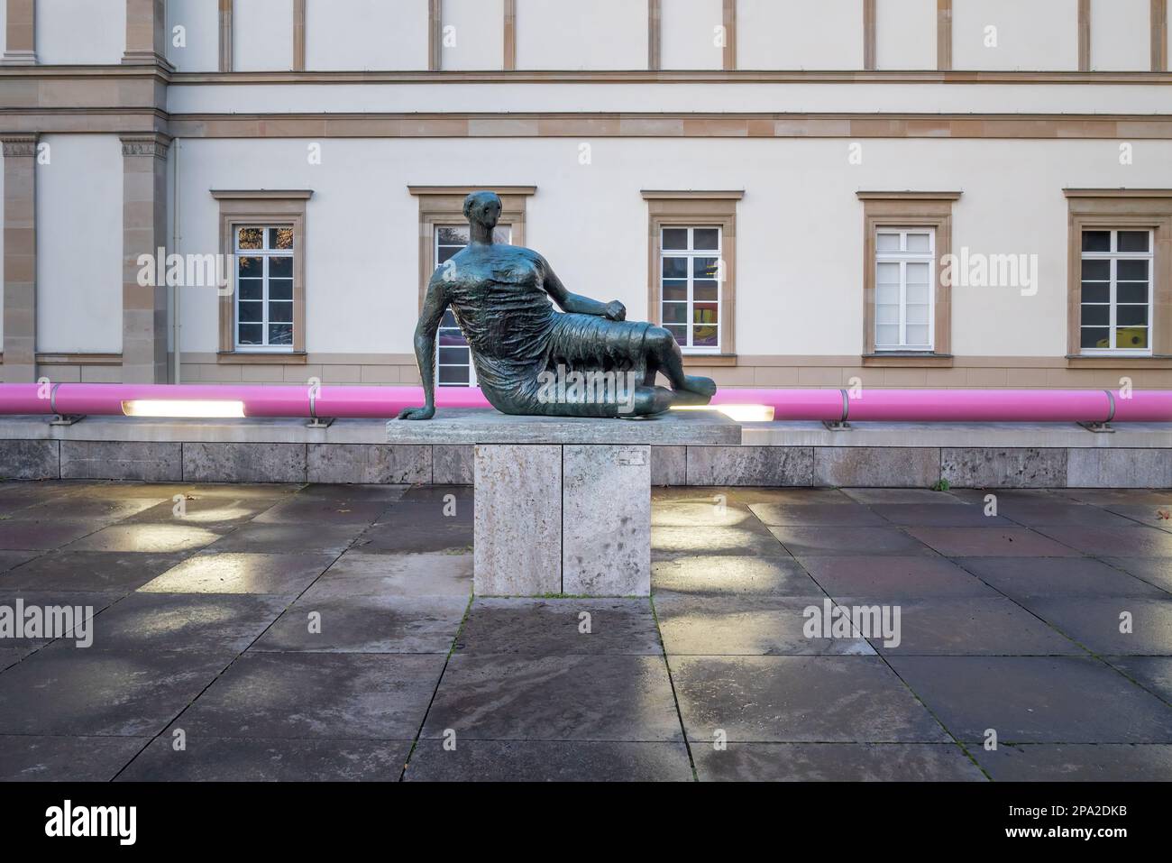 Drapé femme inclinable Sculpture par Henry Moore à Neue Staatsgalerie (New State Gallery) - Stuttgart, Allemagne Banque D'Images