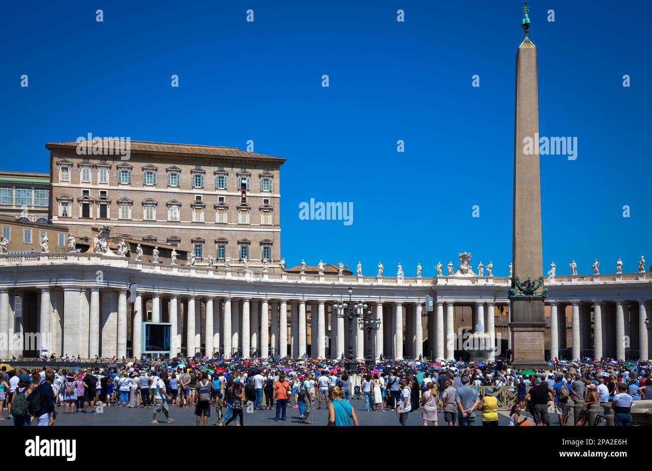 ROME, VATICAN - Le 19 août 2018 : Le Pape François le dimanche lors de la prière de l'Angélus dans la place Saint Pierre Banque D'Images
