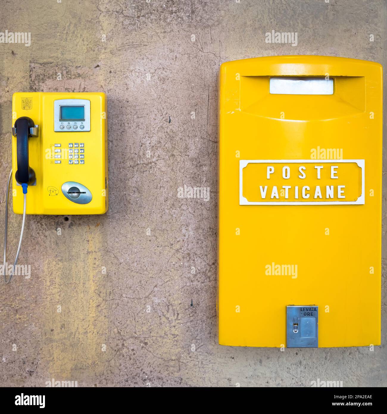 ROME, VATICAN - Le 19 août 2018 : Détail de la traditionnelle boîte jaune dans la Cité du Vatican, Rome Banque D'Images