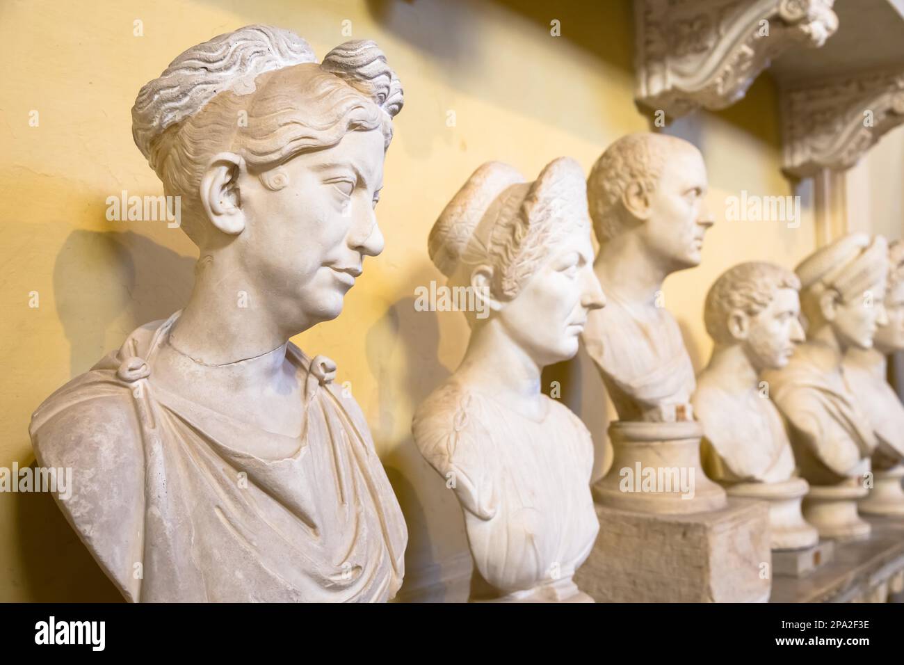 ROME, ÉTAT DU VATICAN - VERS AOÛT 2020 : la perspective des statues classiques dans le musée du Vatican Banque D'Images