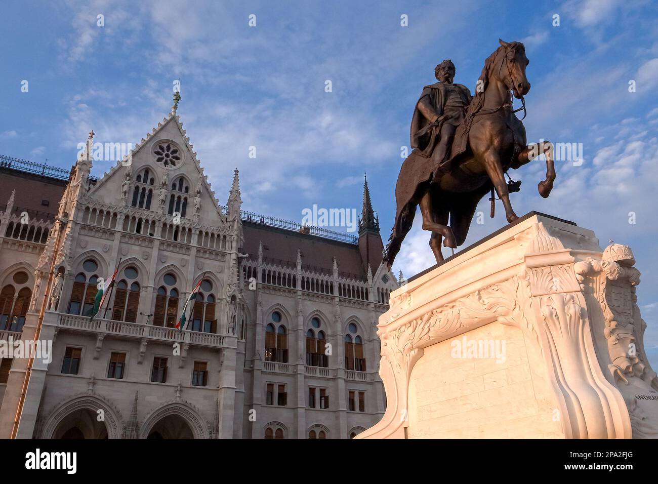 Budapest, Hongrie - 15.05.2015 : photo sous angle dramatique de Gyula Andrassy, ancien Premier ministre hongrois devant le Parlement de Budapest Banque D'Images