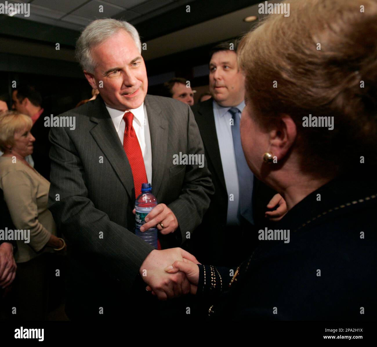 State Sen. Tom McClintock, R-Thousand Oaks, a candidate for the Republican nomination to the California's 4th Congressional District, talks with a supporter at an election night party in Roseville, Calif. Tuesday, June 3, 2008. McClintock is battling former Rep. Doug Ose to replace Rep. John Doolittle who is retiring.(AP Photo/Rich Pedroncelli) Banque D'Images