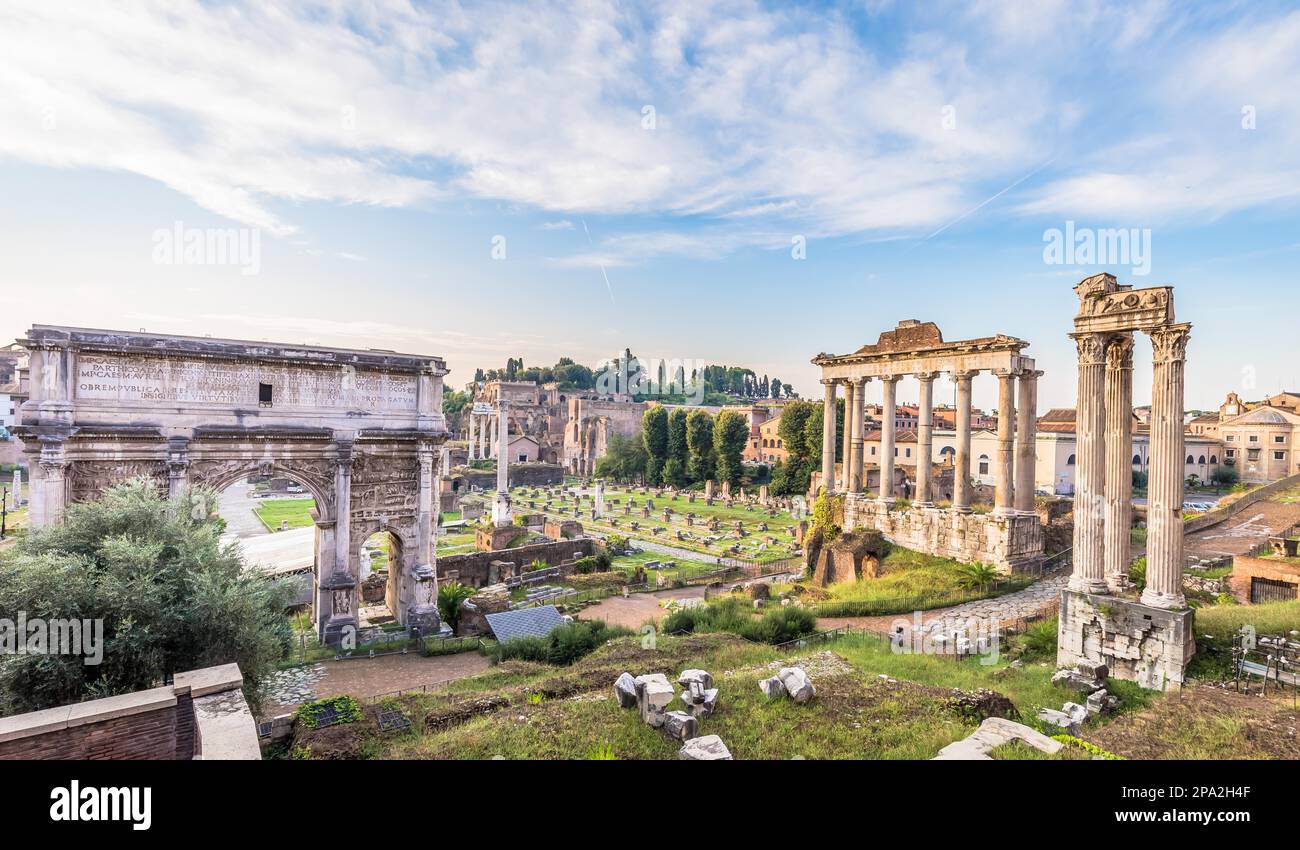 ROME, ITALIE - VERS AOÛT 2020 : lever de soleil avec ciel bleu sur l'architecture antique romaine Banque D'Images