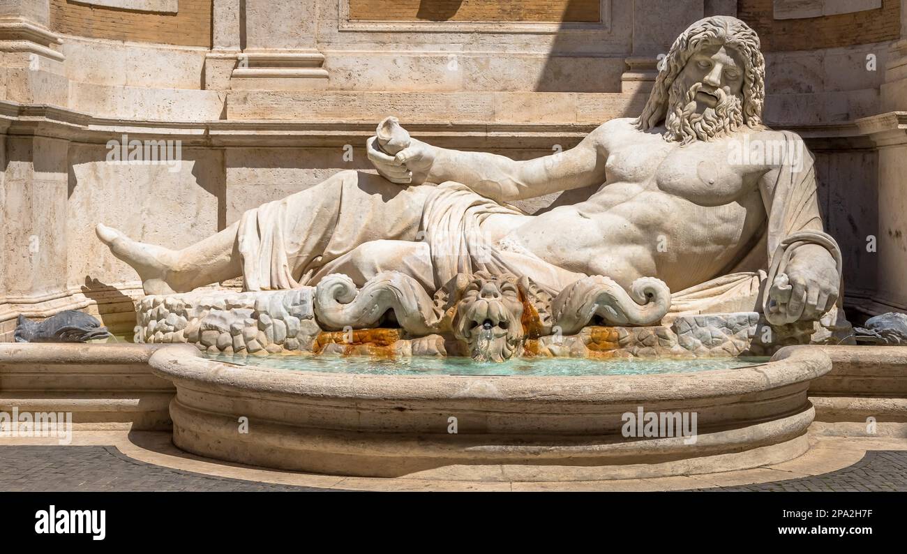 ROME, ITALIE - VERS AOÛT 2020 : célèbre sculpture grecque de Dieu de l'océan, nommée Marforio. Mythologie classique dans l'art Banque D'Images
