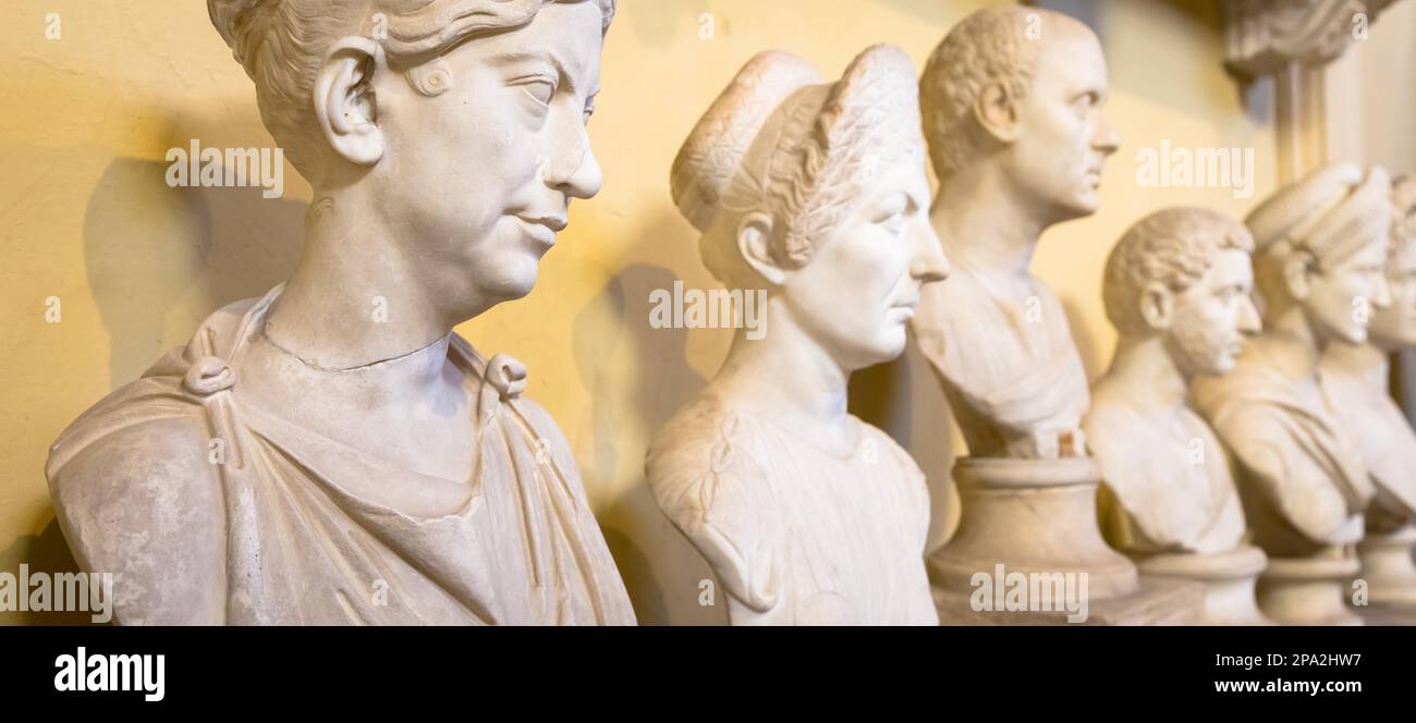 ROME, ÉTAT DU VATICAN - VERS AOÛT 2020 : la perspective des statues classiques dans le musée du Vatican Banque D'Images