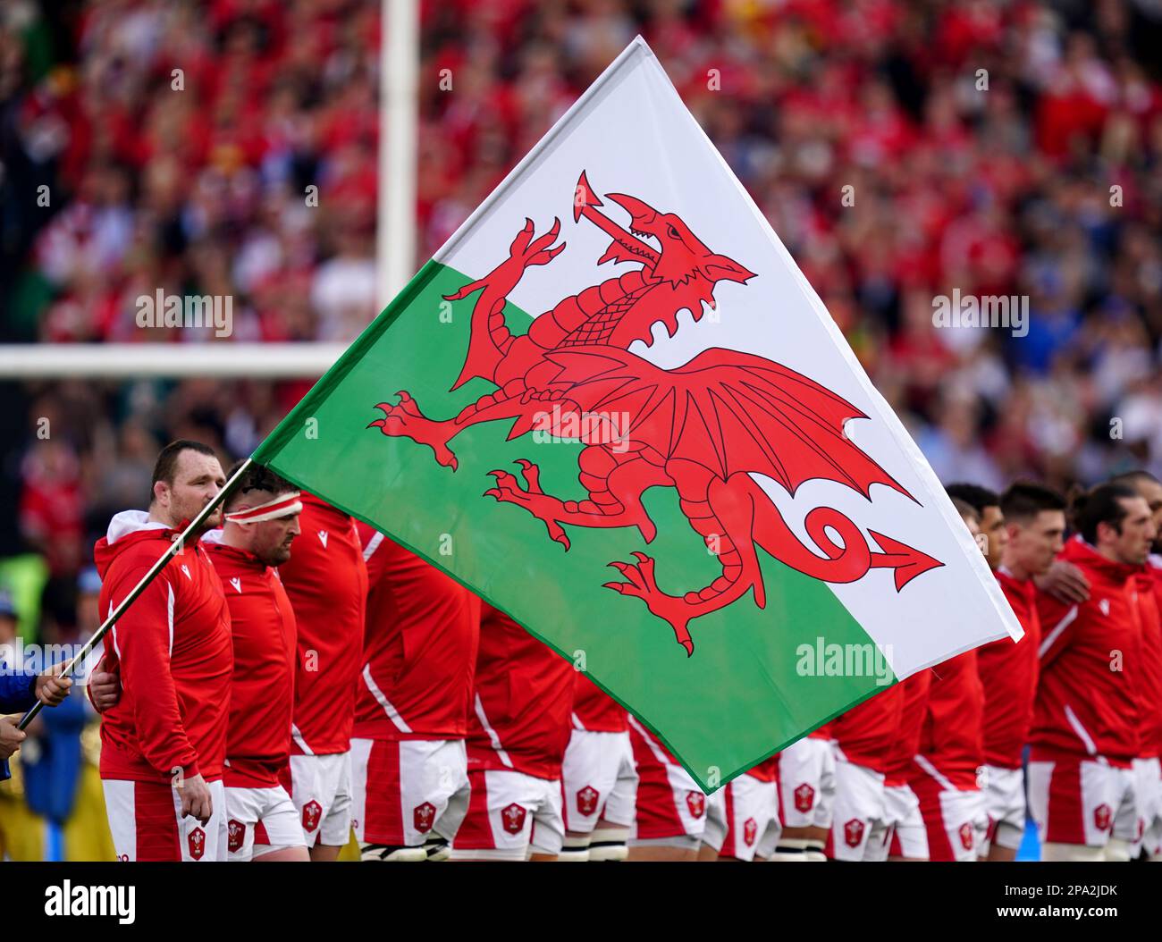 Les joueurs du pays de Galles se font la queue lors de l'hymne national avant le match des six nations Guinness au Stadio Olimpico, à Rome. Date de la photo: Samedi 11 mars 2023. Banque D'Images