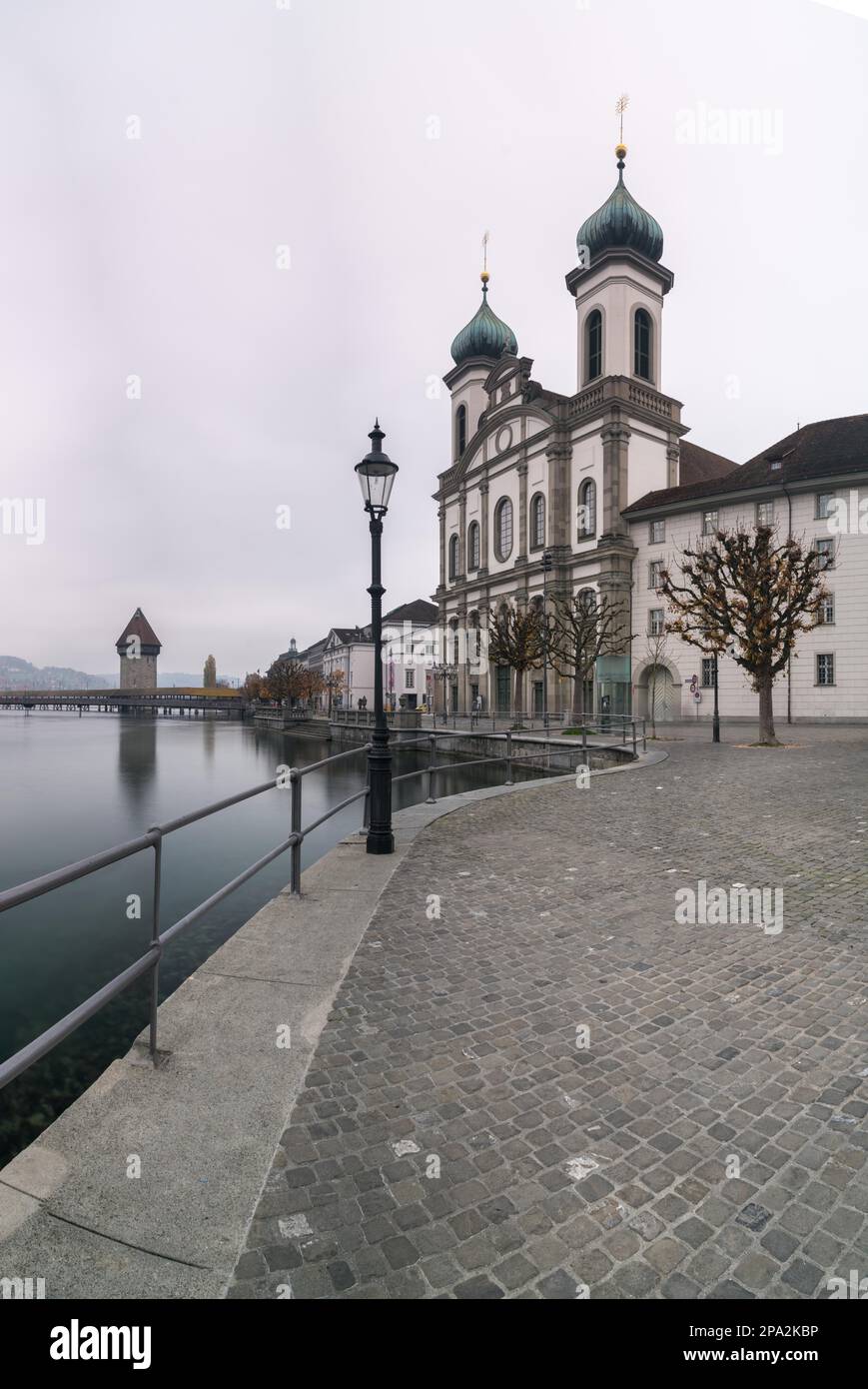 Vue verticale sur la célèbre ville suisse de Lucerne et le pont Kappel avec tour d'eau et église jésuite sous un violet couvert Banque D'Images