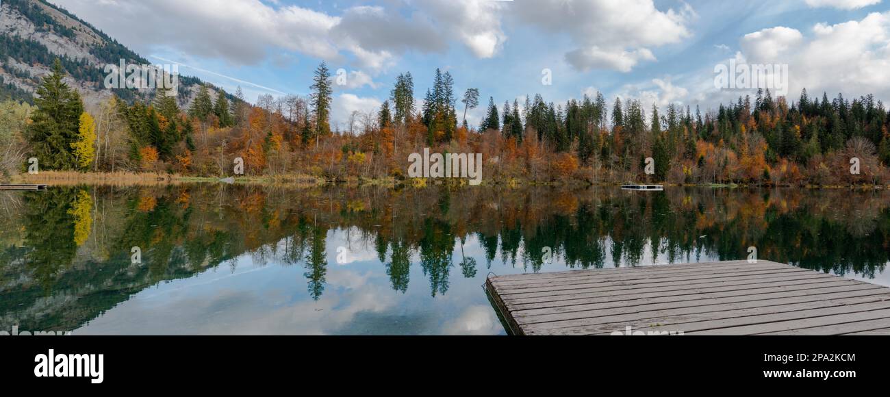 Le pittoresque lac Cresta dans les montagnes de la Suisse près de Flims dans les Grisons lors d'une belle journée d'automne avec le feuillage coloré et les arbres et Banque D'Images